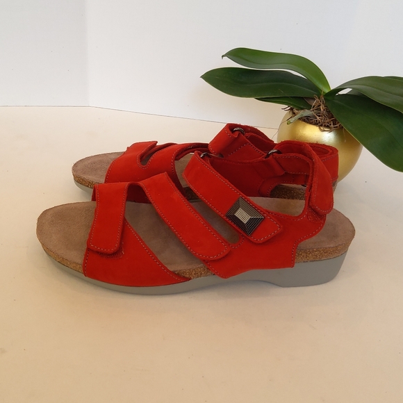 MUNRO red leather sandals adjustable straps - Picture 2 of 8